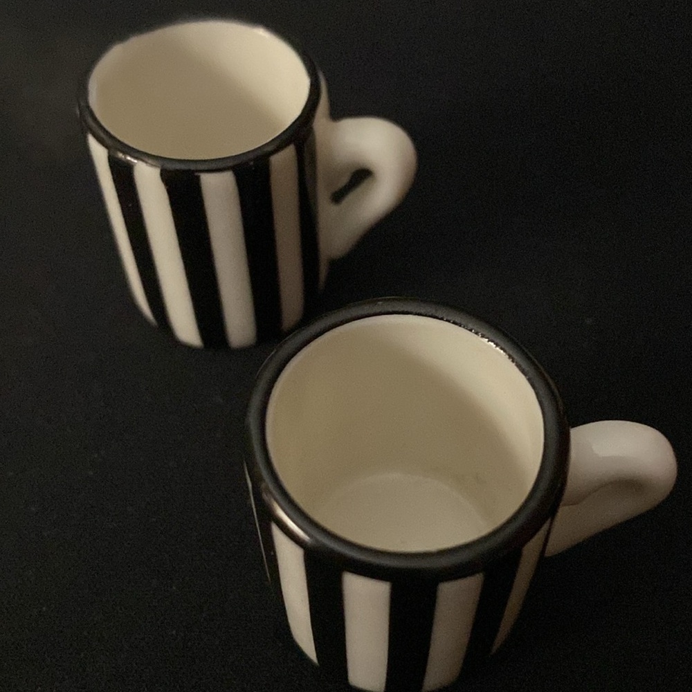 Rare Mini Vintage American Girl Set of 2 Porcelain Tea Cups & 2 Saucers 2006 - Picture 4 of 4